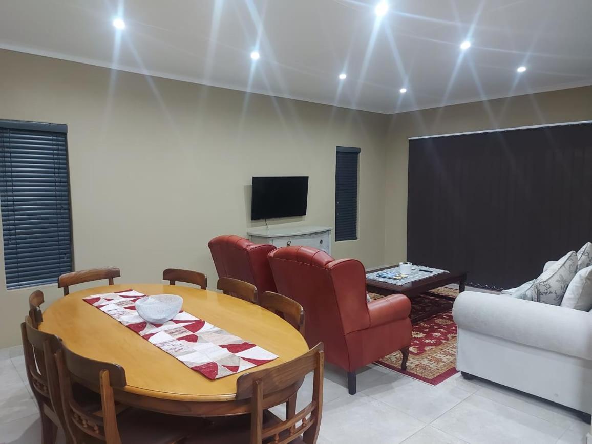 Lloyds - 9 Apartment *